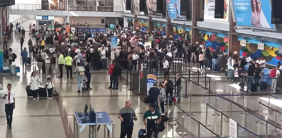 Falla en el sistema de chequeo de Migración provoca cumulo de pasajeros en Las Américas