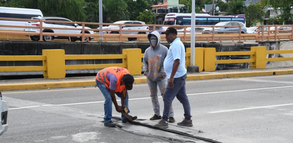 Obras Públicas interviene otra vez el Puente Duarte para corregir grietas