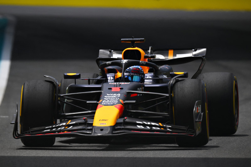 Verstappen se impone en la carrera al esprint y Checo Pérez llega tercero