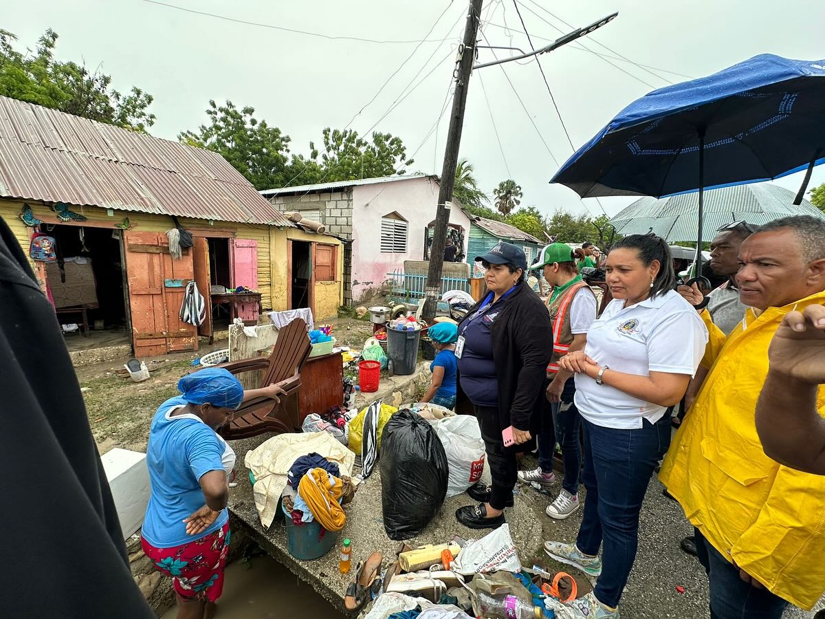 Gobernadora Provincial encabeza operativo de emergencia en comunidades afectadas por la vaguada.