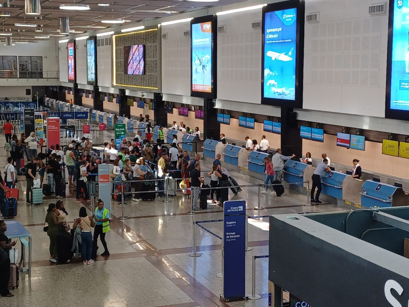 Aerodom recomienda a viajeros con vuelos programados no ir a Aeropuerto Las Américas hasta que se restablezca energía