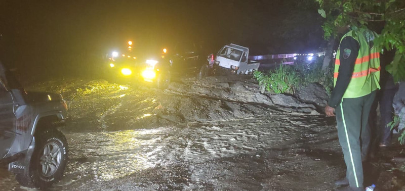 Camiones de carga quedan varados en carretera de Ocoa por fuertes aguaceros