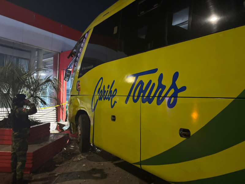 Autobús de Caribe Tour choca contra estación del Metro en la Núñez de Cáceres e hiere empleada