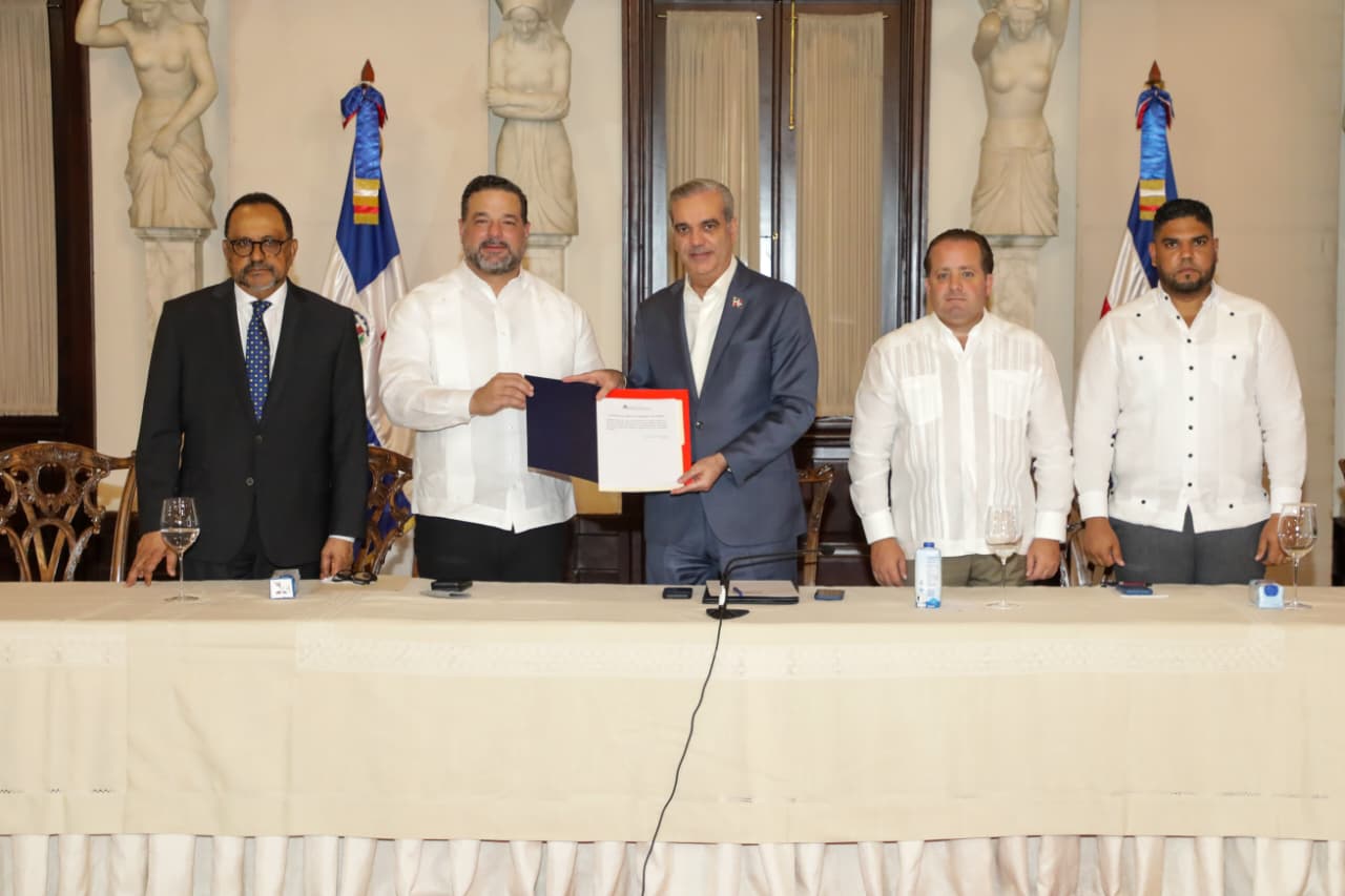 Presidente Abinader anuncia inicio titulación de más de 43 millones de metros cuadrados en Parque Nacional Los Haitises y Reserva Forestal Loma Novillero, en Villa Altagracia
