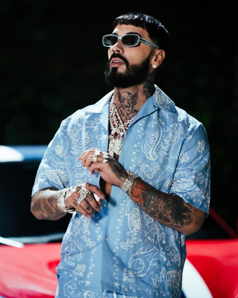 Demandan a Anuel por supuestamente golpear a un hombre en un parque temático