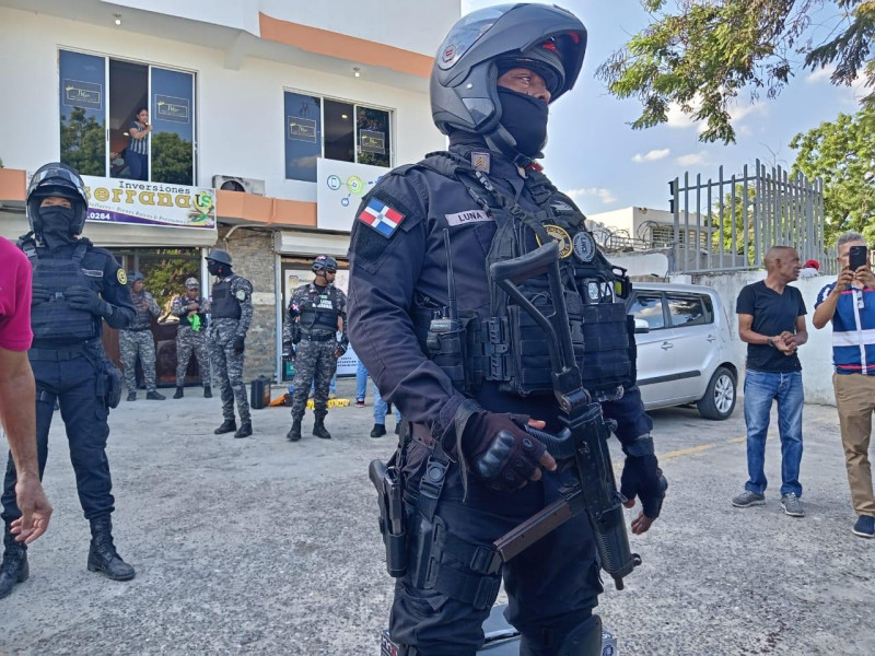Apresan a 11 policías vinculados a muerte de cinco hombres en Santiago