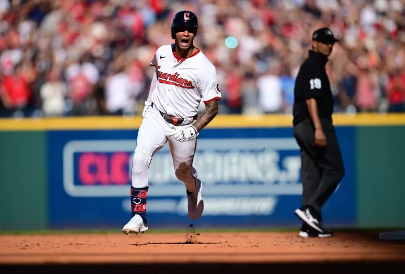 Rocchio y Naylor impulsan 5 en la octava entrada, Guardianes vencen a los Tigres y empatan serie 1-1