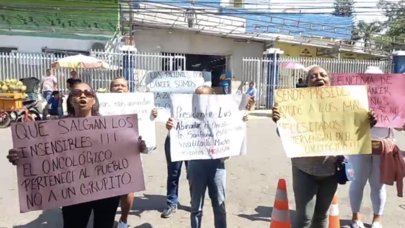 Pacientes protestan frente al Oncológico del Cibao
