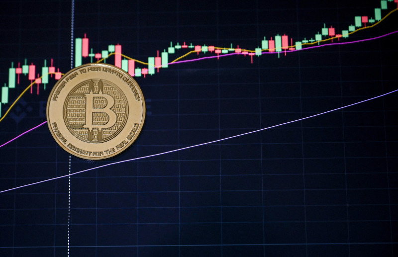 Bitcoin rompe récord histórico al superar los 125,000 dólares