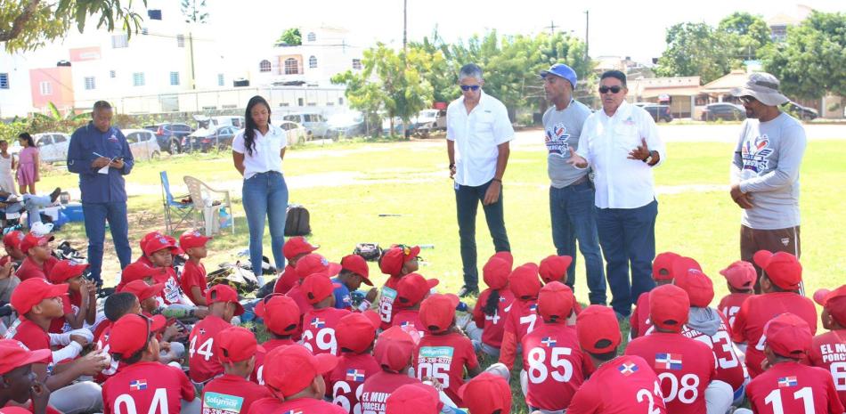 La DCNB realiza encuentro con niños y padres de la Escuela de Béisbol Vargas