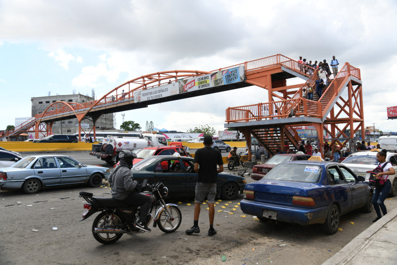 Conductores del kilómetro 9 denuncian perjuicios y caos por obras en la Autopista Duarte