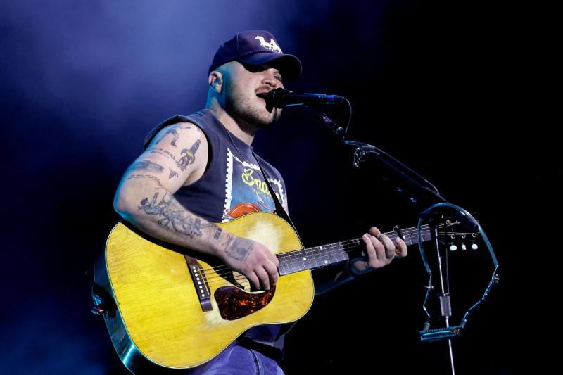 Estrella del country responde a críticas de autoridades migratorias de EEUU por nueva canción