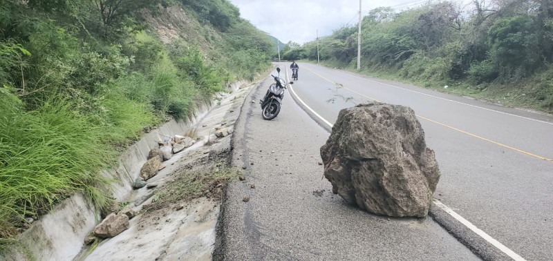 El peligro asecha en la carretera de Ocoa por deslizamientos de tierra y piedras