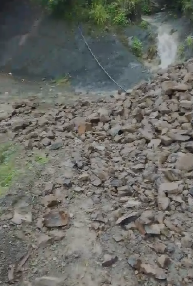 Derrumbe de piedras en carretera impide transporte de productos agrícolas en Ocoa