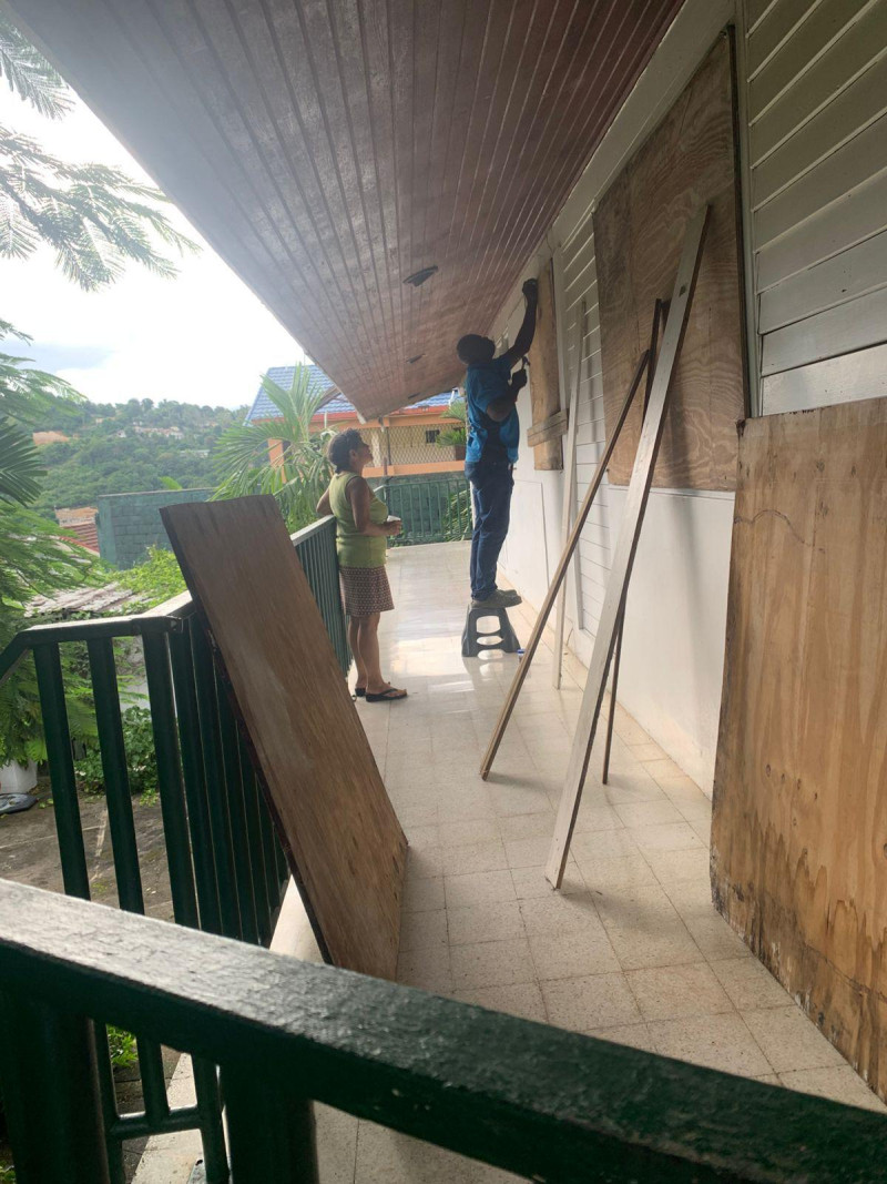 Estamos muy preocupados”: Dominicanos se resguardan ante inminente llegada de Melissa a Jamaica