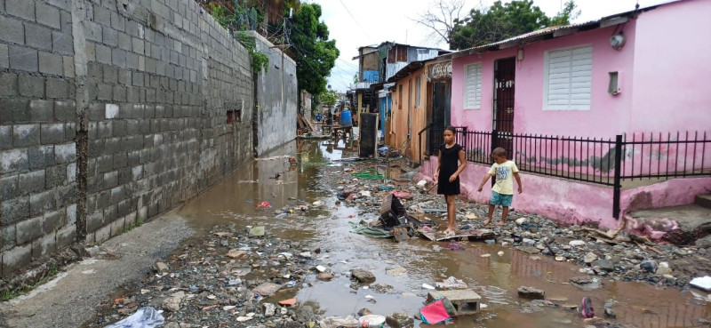 En ruinas han quedado viviendas que fueron anegadas de lodo en barrios vulnerables de Baní
