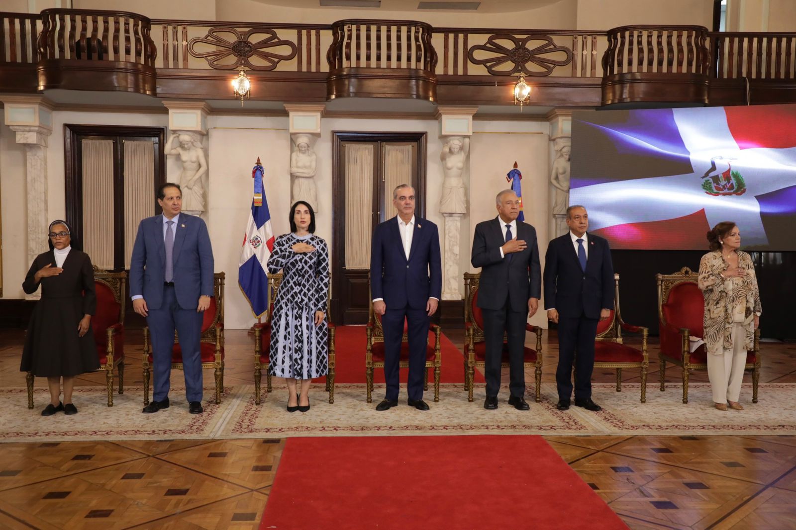 Presidente Abinader entrega premios Adulto Mayor del Año a Josefina Miniño y Protector de la Persona Envejeciente a Sor Agripina Acosta