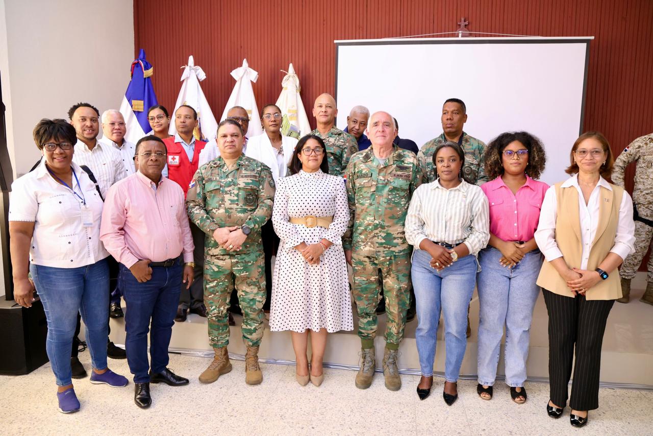 Ministerio de Defensa fortalece la cultura de defensa nacional en Elías Piña con el programa “UNADE en la Frontera”