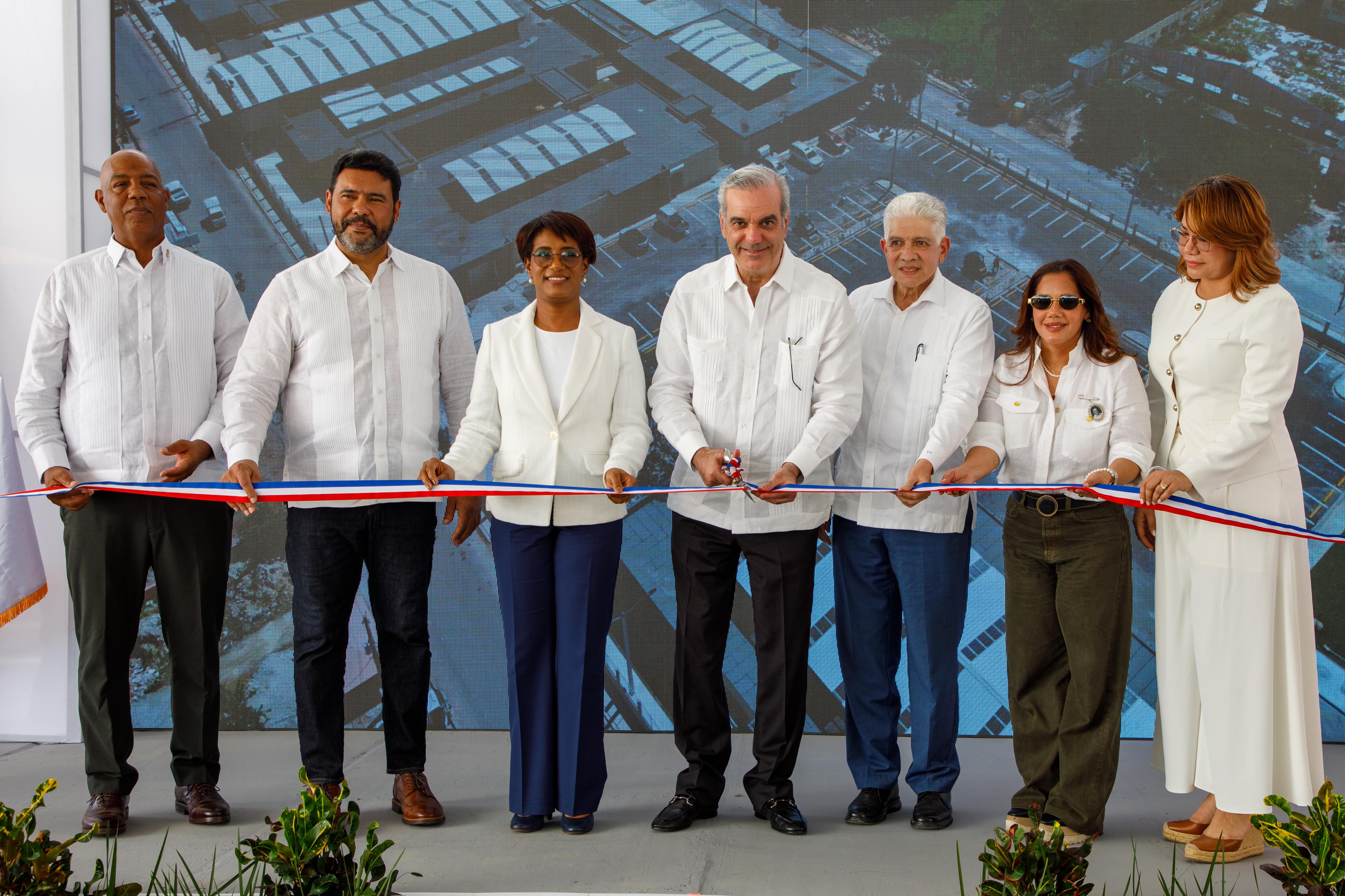 Presidente Abinader inaugura moderno mercado municipal que beneficiará directamente a más de 200 pequeños y medianos comerciantes en Higüey