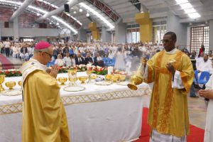 Sacerdotes renuevan promesas en Misa Crismal marcada por llamado al compromiso espiritual