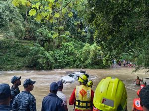 Defensa Civil rescata 19 personas tras crecida del río Tireo en Bonao