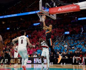 Wembanyama anotó 35 puntos en su debut en los playoffs y los Spurs arrollaron a los Trail Blazers