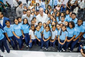 Presidente Abinader recorre Feria Regional del Libro Santiago 2026 y llama a la población a visitarla