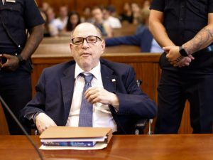 Juez declara nulo el juicio por acoso sexual a Harvey Weinstein