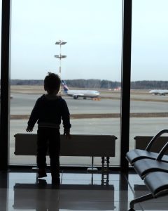 Pasos para solicitar el permiso digital de un menor de edad que viajará solo con uno de sus padres