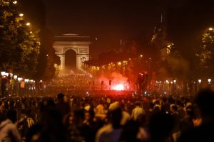 Más de 400 detenidos y siete policías heridos durante las celebraciones del PSG en Francia