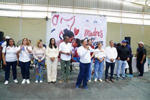 Gobernadora participa en jornada de apoyo social dedicada a las madres de Azua