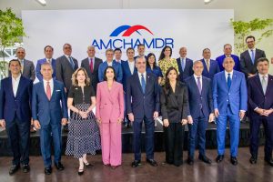 Primera dama Raquel Arbaje resalta las alianzas y la corresponsabilidad como claves para el desarrollo en almuerzo de AMCHAMDR
