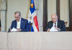 Presidente Luis Abinader firma acuerdo de colaboración entre FINJUS y la Consultoría Jurídica del Poder Ejecutivo orientado al fortalecimiento del Estado social y democrático de derecho, institucionalidad y lseguridad jurídica del país