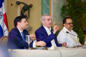 Presidente Luis Abinader reafirma respaldo a la clase artística y escucha propuestas del sector cultural