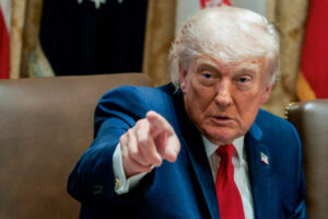 Trump abandona entrevista luego de ser cuestionado sobre las acusaciones de fraude electoral