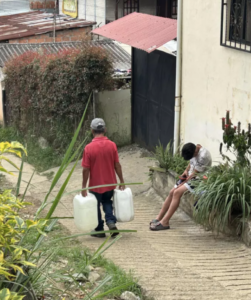 Kilómetros cargando agua: la odisea de vivir en Medellín sin un suministro cerca