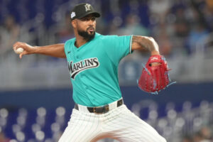 Sandy Alcántara y Otto López conducen Marlins a superar a los Rays
