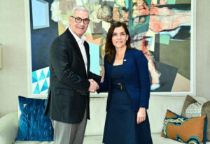 Embajadora de EEUU visita a Gonzalo Castillo y sostienen reunión