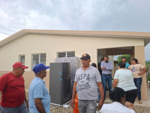 Gobierno entrega casa a familia que perdió hogar que construían por ventarrón en Dajabón