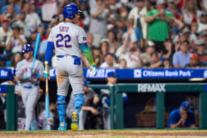 Juan Soto sale del partido por molestias en la espalda