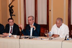 Presidente Abinader afirma que la cooperación entre el Gobierno y sectores productivos fortalece la estabilidad y protege a la población de efectos externos