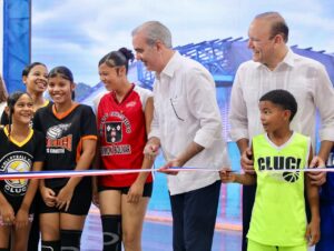 Presidente Abinader y alcalde Ulises Rodríguez entregan renovado techado deportivo que beneficiará a cientos de jóvenes y estudiantes de Los Ciruelitos