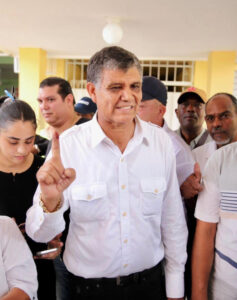 Regidores de Santo Domingo Oeste aprueban permiso de trabajo a Francisco Peña