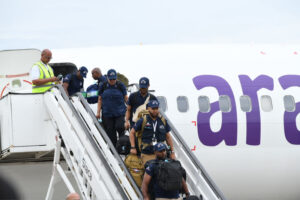 Llega un segundo vuelo humanitario al país con 50 dominicanos y 12 venezolanos
