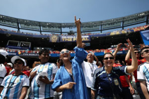 Fanáticos del futbol se reúnen en el Central Park para ver el partido final