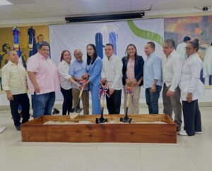 Gobernadora participa en el primer palazo del remozamiento del Hospital Taiwán 19 de Marzo en Azua