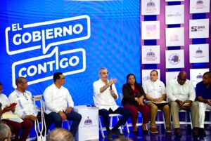 Presidente Abinader prioriza soluciones al agua potable durante encuentro comunitario en Samaná