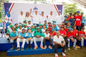Presidente Abinader inaugura Play de escuela en Samaná que reafirma el compromiso de modernizar las instalaciones para la práctica deportiva de los jóvenes