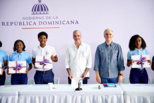 Presidente Abinader escucha inquietudes de estudiantes de Samaná y anuncia acciones para fortalecer la educación en la provincia