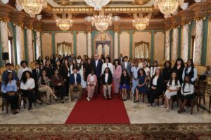 Presidente Abinader recibe a estudiantes de origen dominicano destacados en el extranjero